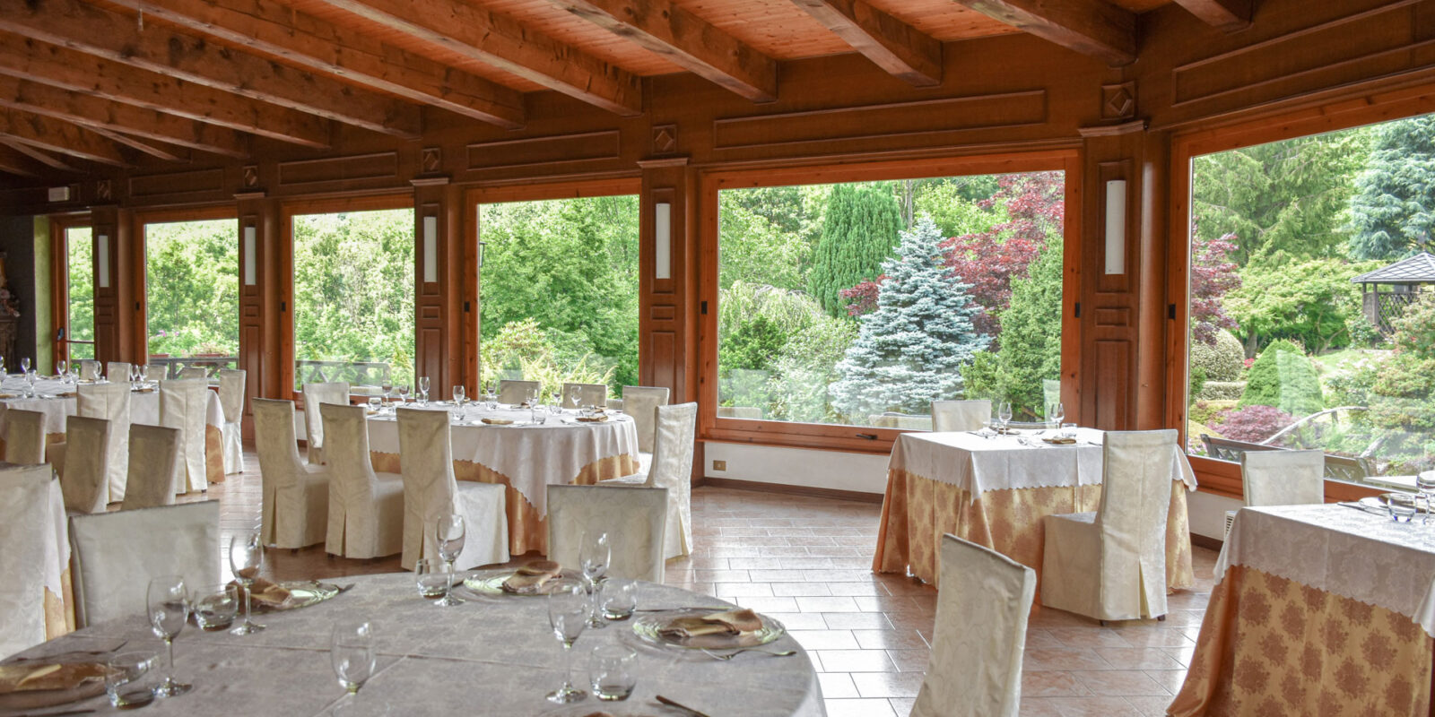 cerimonie-eventi-camino01 Sala allestita per evento con vetrate sul parco a Coassolo vicino Torino