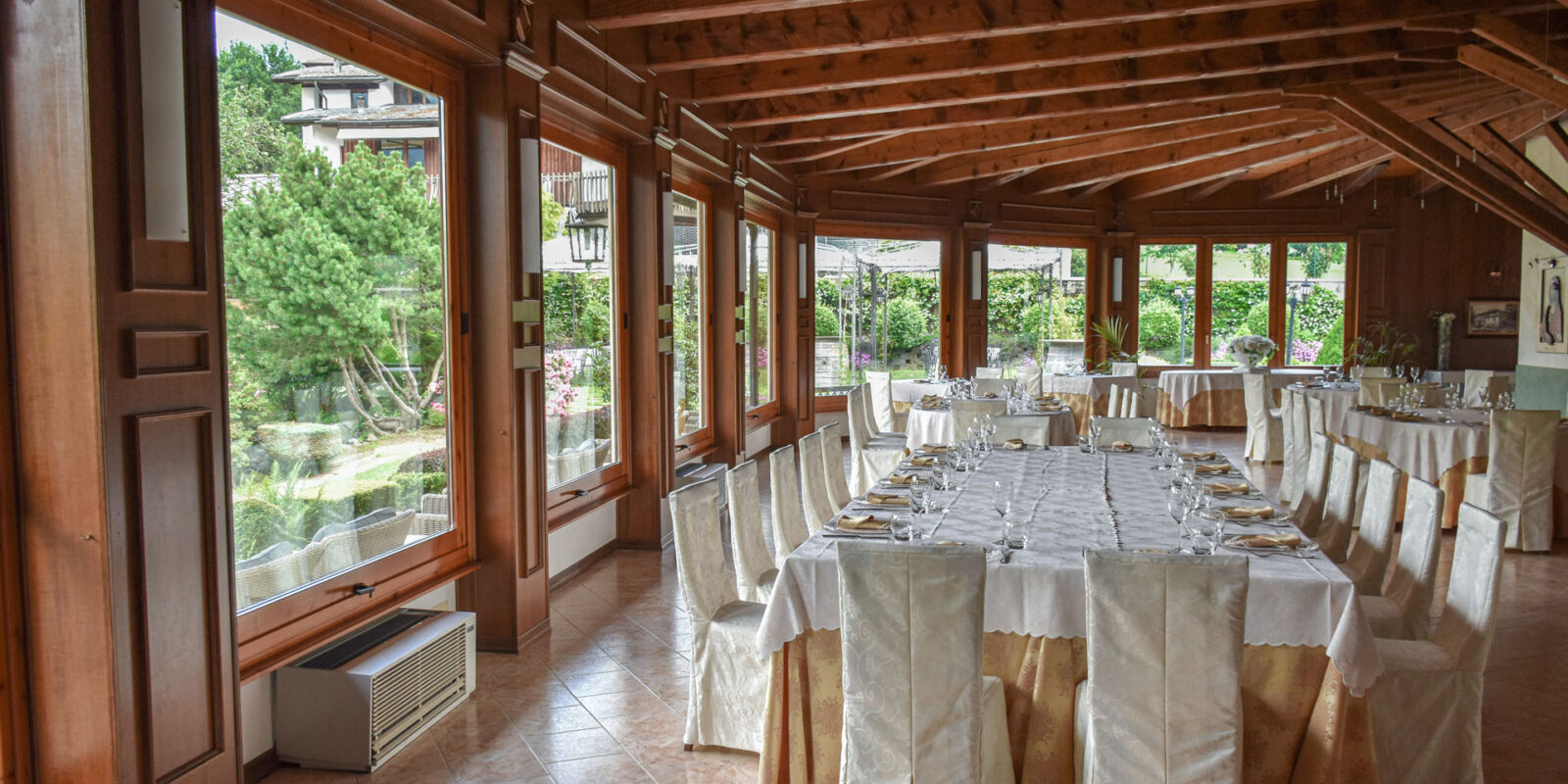 cerimonie-eventi-camino02 Sala allestita per matrimonio con vetrate panoramiche a Coassolo vicino Torino