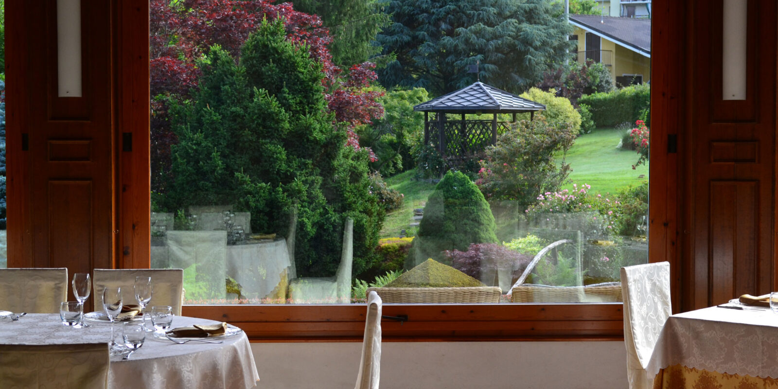 cerimonie-eventi-camino03 Vista sul parco dalla sala eventi per matrimoni a Coassolo vicino Torino