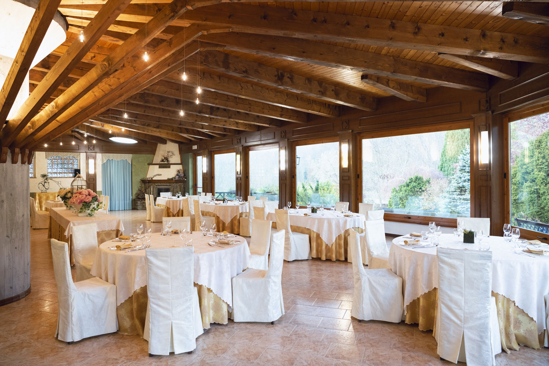 Sala eventi con vetrate vista giardino per matrimoni e cerimonie a Coassolo, location in provincia di Torino