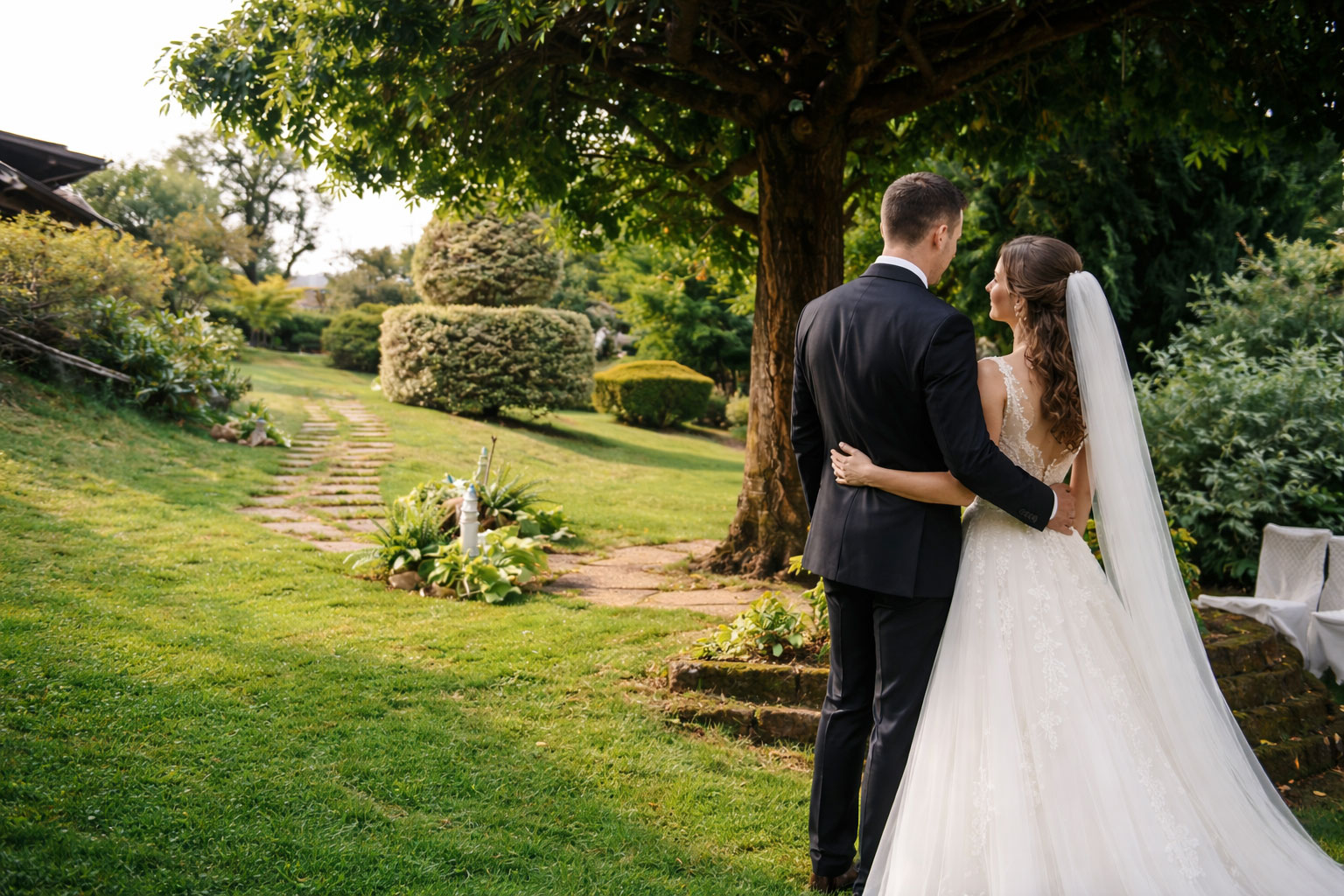 Sposi nel giardino per matrimonio a Coassolo, location in provincia di Torino