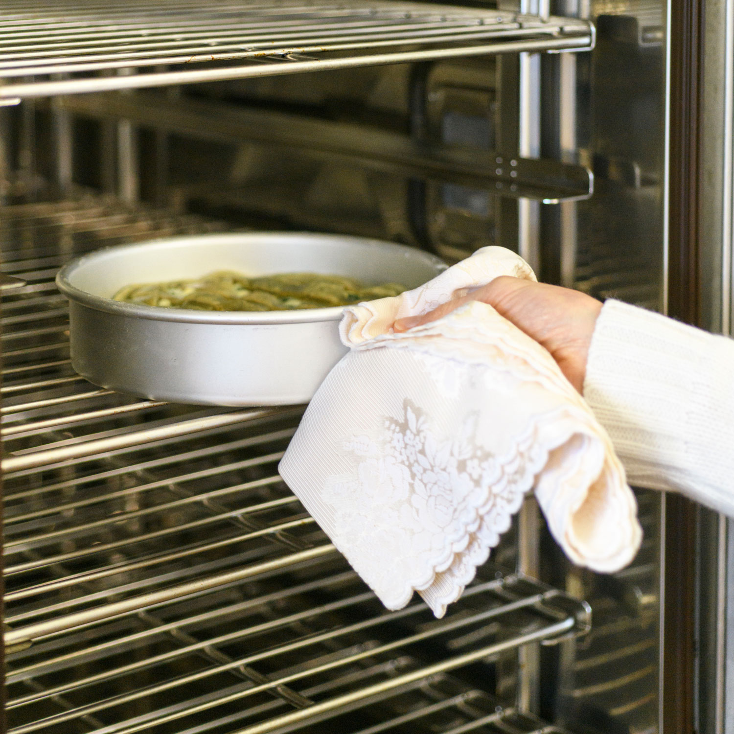 Torta salata in pasta frolla con bok choy in forno cucina vegetariana con ingredienti locali a Coassolo vicino Torino