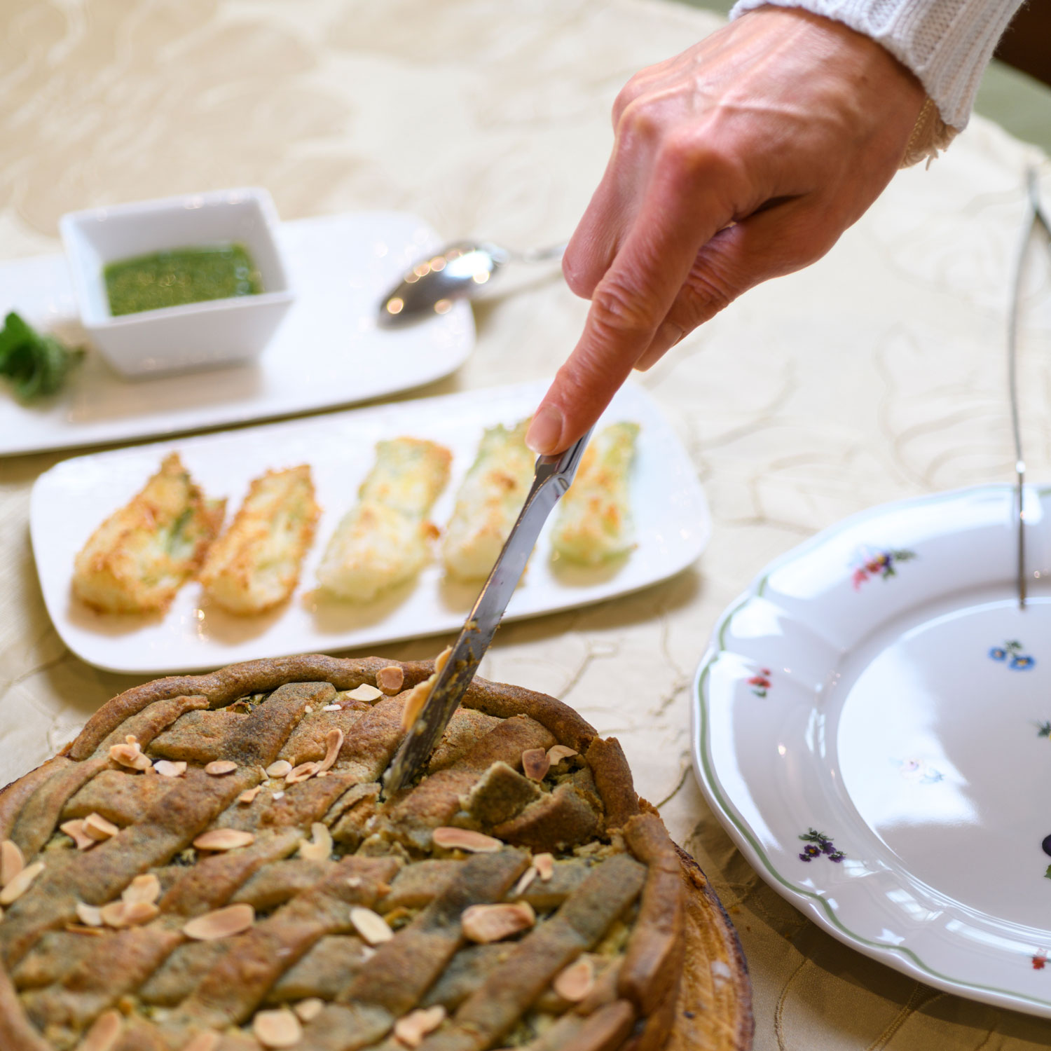 Torta salata in pasta frolla con bok choy e ortaggi di stagione della cucina vegetariana a Coassolo nelle Valli di Lanzo