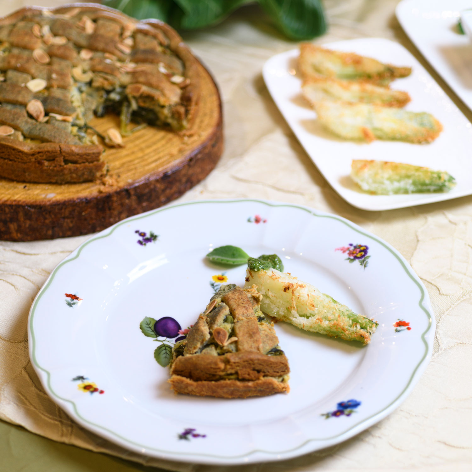 Torta salata in pasta frolla con bok choy e verdure di stagione della cucina vegetariana a Coassolo vicino Torino
