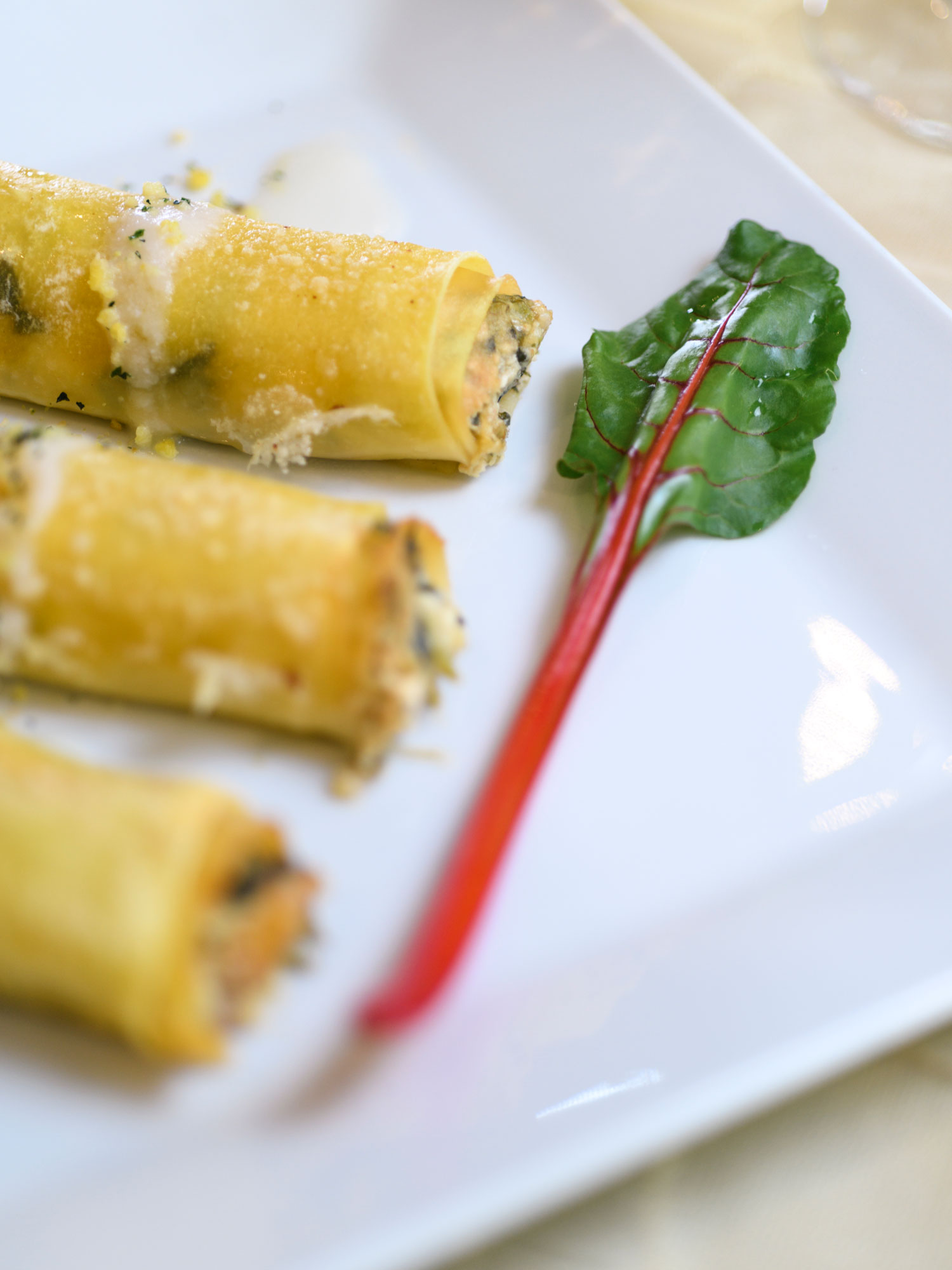Cannelloni vegetali con ingredienti di stagione della cucina sana del ristorante a Coassolo vicino Torino