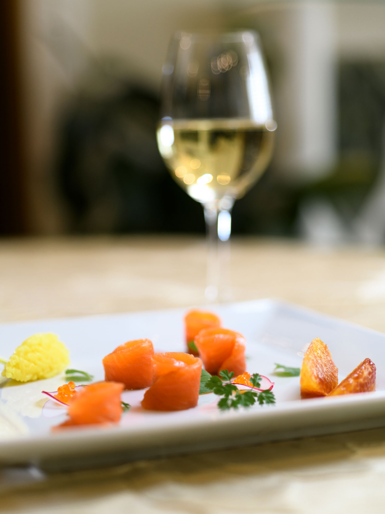 Trota salmonata con ingredienti freschi della cucina sana del ristorante a Coassolo nelle Valli di Lanzo vicino Torino